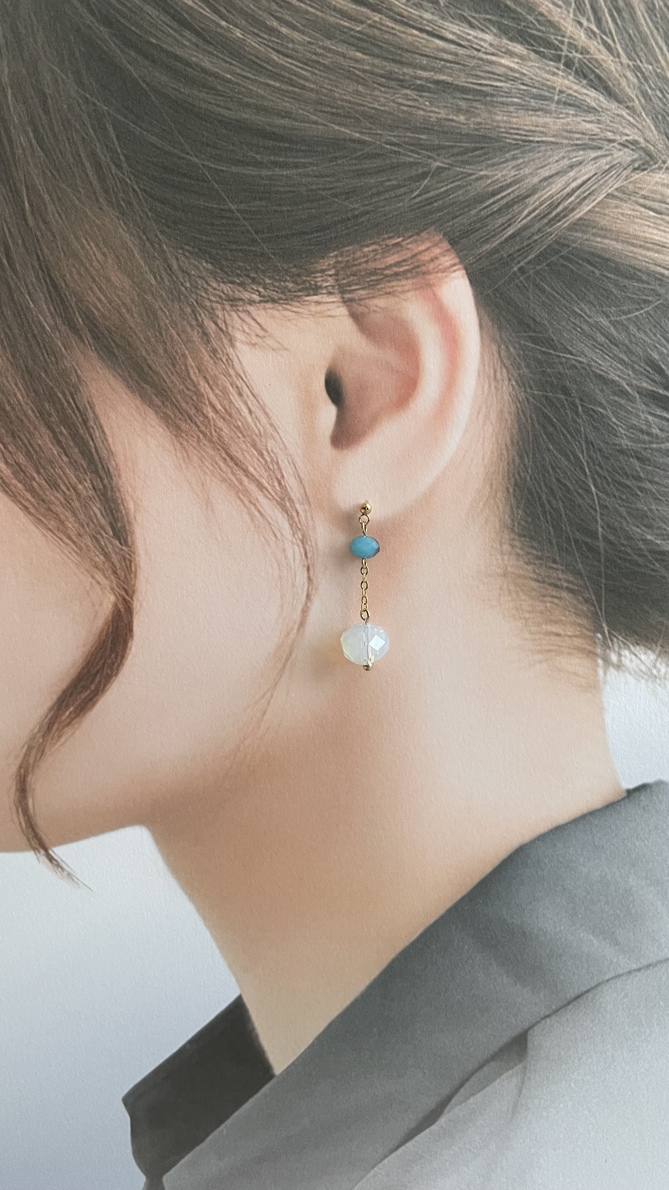 ブルーブラックと乳白色ガラスビーズのピアスorイヤリング