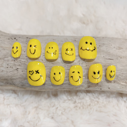 ニコちゃんショートネイルチップ 10種類の表情 つけ爪 短い 小さい 黄色 イエロー にこちゃん 笑顔 ジェル アート 1枚目の画像