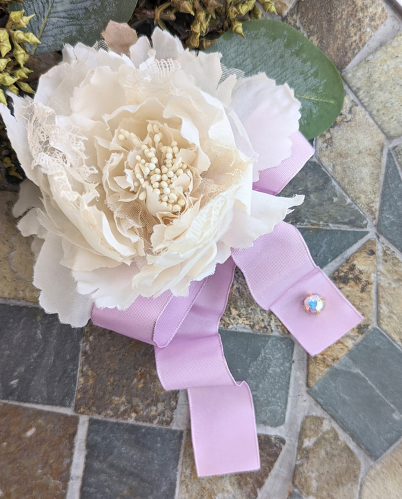 包裹♡奢華胸花，奶油色白玫瑰上配有法式絲帶入學儀式畢業典禮 第4張的照片