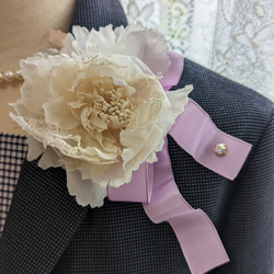 包裹♡奢華胸花，奶油色白玫瑰上配有法式絲帶入學儀式畢業典禮 第5張的照片