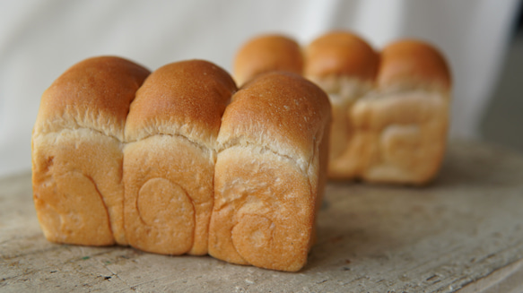 本物パンのから作った【ミニ食パン】1つ　パンの先生が作るパンのインテリア　お部屋に飾るだけでかわいいです。 1枚目の画像