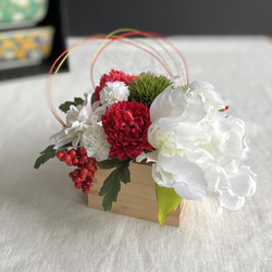 紅白和花のお正月飾り　〜アーティフィシャルフラワーアレンジメント　芍薬・マムのフラワーアレンジメント 1枚目の画像