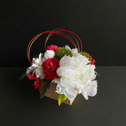 紅白和花のお正月飾り　〜アーティフィシャルフラワーアレンジメント　芍薬・マムのフラワーアレンジメント 2枚目の画像