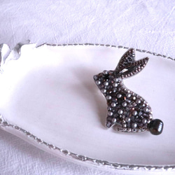 大人のうさぎ☆ビーズ刺繍ブローチ 2枚目の画像