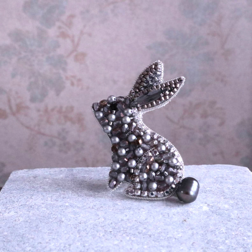 大人のうさぎ☆ビーズ刺繍ブローチ ブローチ beads syurippi
