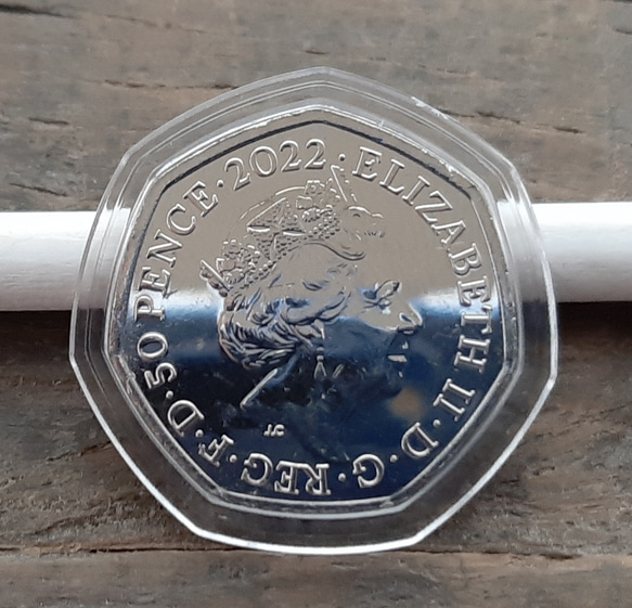 2022年英国50ペンスエリザベス女王の70年 1952年~2022年記念コイン  カプセル付き 宜しくお願いします 2枚目の画像