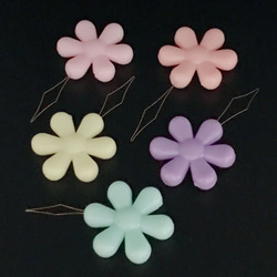 【919】糸通し針 プラスチック 花★ミックスカラー 5個 1枚目の画像