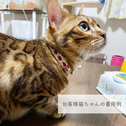 軽くてやわらかい手編みの猫首輪〜アーガイル風透かし模様〜赤×ピンク×白 3枚目の画像