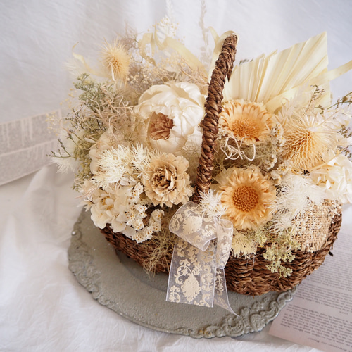 ホワイトカラーのドライフラワー ナチュラルバスケットアレンジ basket