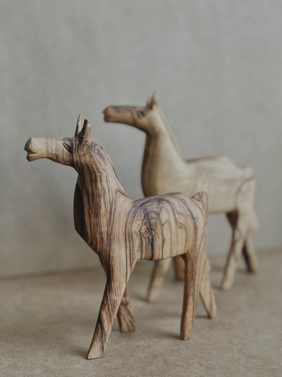 手作りのオリーブの木の小さな木製の馬の飾り 3枚目の画像