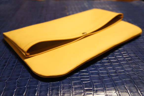 馬革製 大きめクラッチバッグ CLB1 黄土色 オーク A4サイズ ファイルケース マルチケース ハンドバッグ 本革製 3枚目の画像