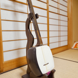 沖縄　三線専用スタンド　ハンドメイド　ウォルナットカラー　木製 2b5659e91cb46a8468346dd16f309f