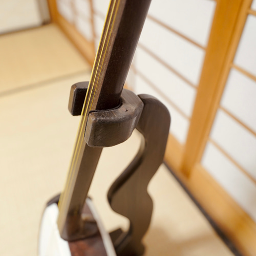 人気特価をすべて 24時間以内に発送】手作り木工 木製三味線スタンド （ダーク 和楽器