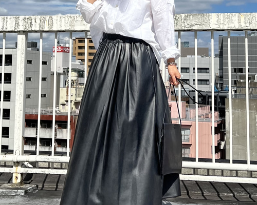 極美品★2022★アドーア スカート ロング フェイクレザー リボン ブラック セール】 フェイクレザー切り替えフレアスカート （ロング・マキシ丈