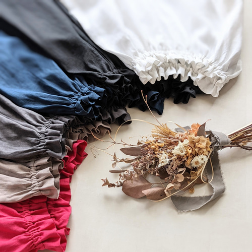 ふんわり袖なのに重ね着しやすい』上質リネンのフリルブラウス