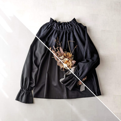 『ふんわり袖なのに重ね着しやすい』上質リネンのフリルブラウス（ブラック） 10枚目の画像