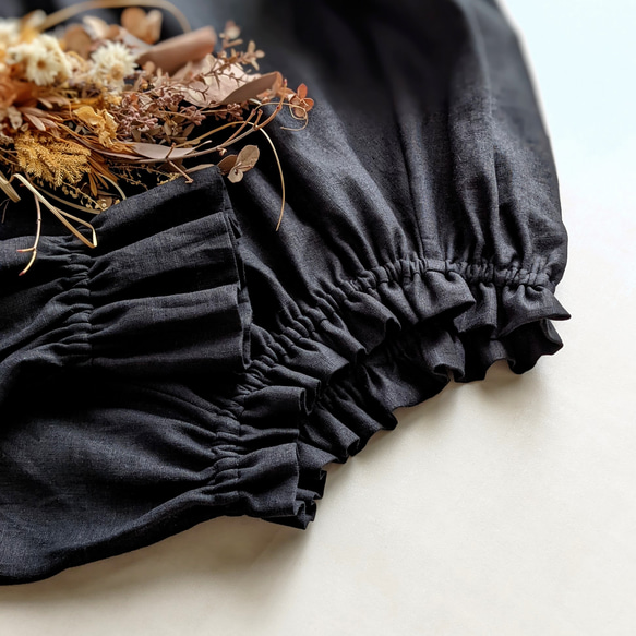 『ふんわり袖なのに重ね着しやすい』上質リネンのフリルブラウス（ブラック） 2枚目の画像