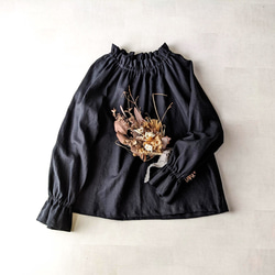『ふんわり袖なのに重ね着しやすい』上質リネンのフリルブラウス（ブラック） 1枚目の画像