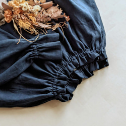 『ふんわり袖なのに重ね着しやすい』上質リネンのフリルブラウス（ニュアンスネイビー） 2枚目の画像