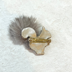 オートクチュール刺繍  ドングリを持ったリスのブローチ　モカグレー 8枚目の画像