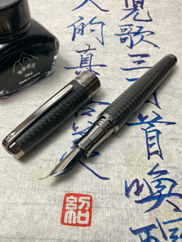 3952老山羊-X800 霧面碳纖維(旋轉式筆蓋) 書法鈦尖鋼筆 第2張的照片