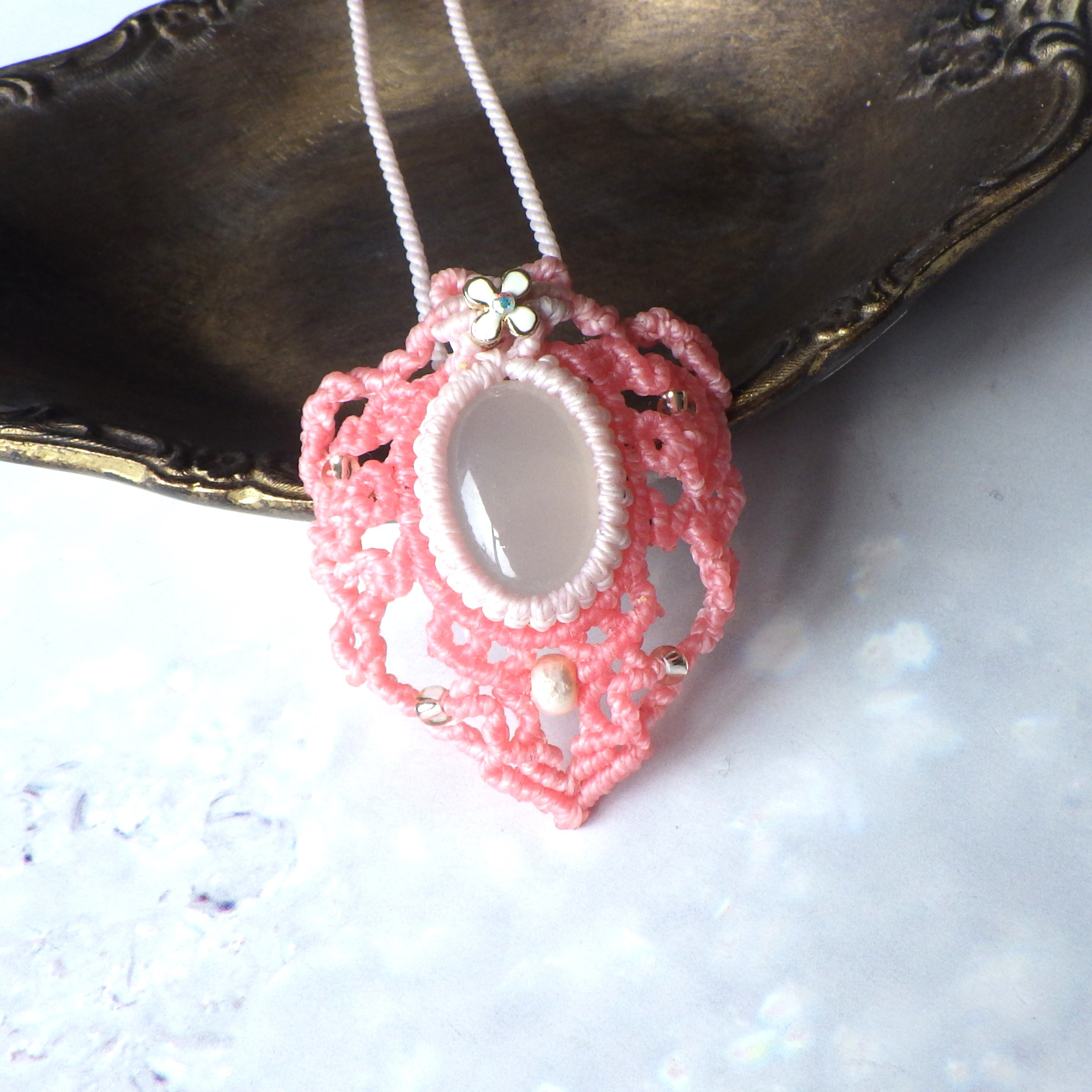 ホワイトカルセドニーのレース編みネックレス