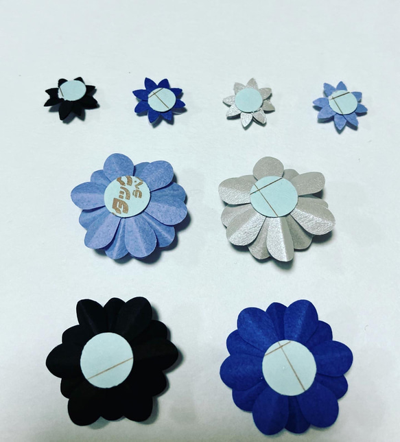 クラフトパンチのお花シール✿40枚✿おりすじ花びらblack×bluepurple 5枚目の画像