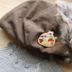 秋の味覚と猫の刺繍ブローチ 5枚目の画像