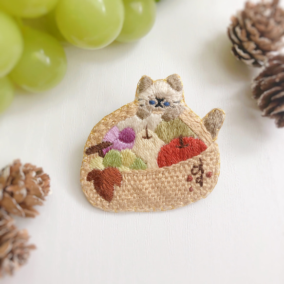 秋の味覚と猫の刺繍ブローチ 1枚目の画像