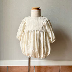 泡泡袖連身衣 / karami 編織泡泡袖連身衣 / 嬰兒禮物 / 照片 / 未漂白和灰白色 第1張的照片