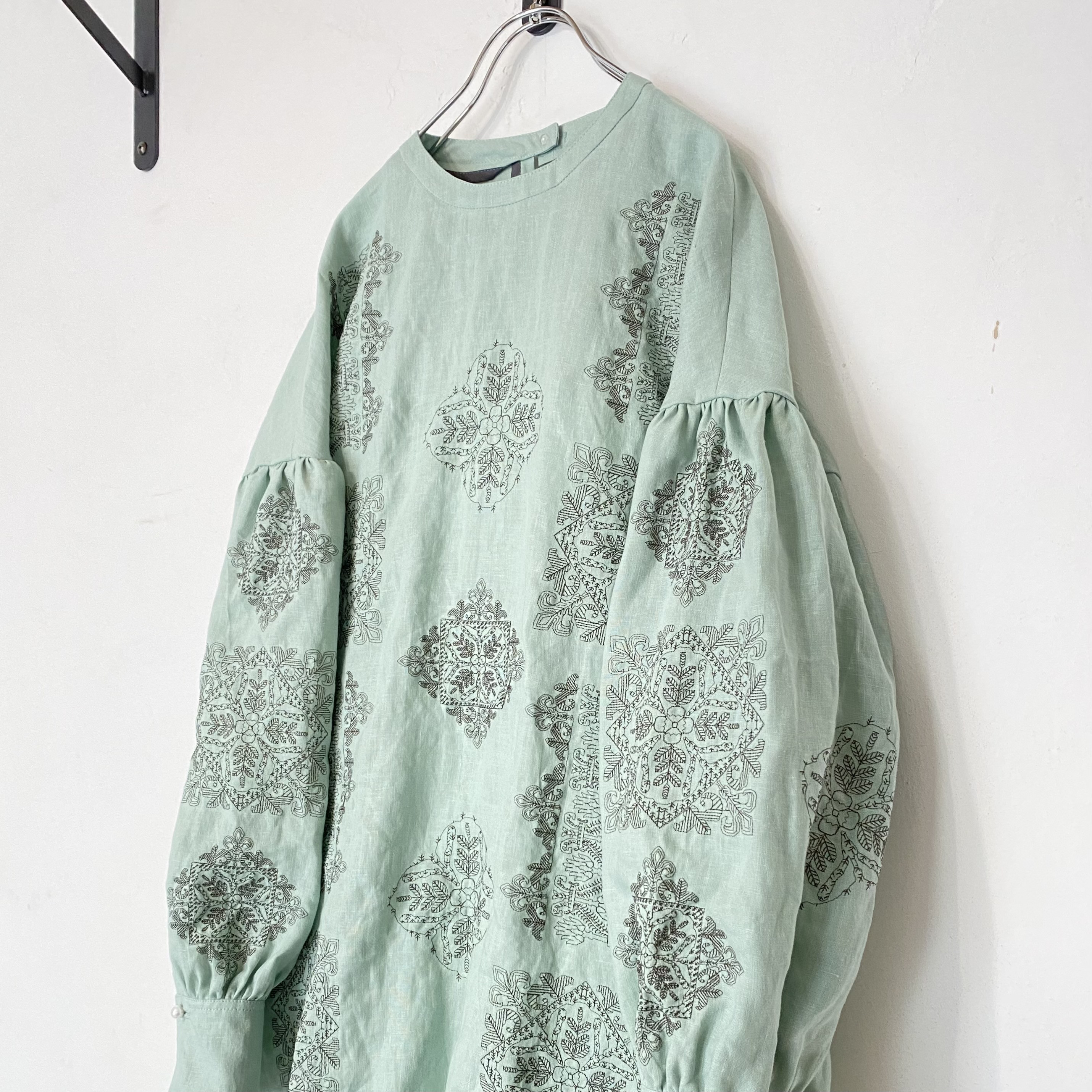 ソロチカ刺繍のリネンワンピース -pistachio-