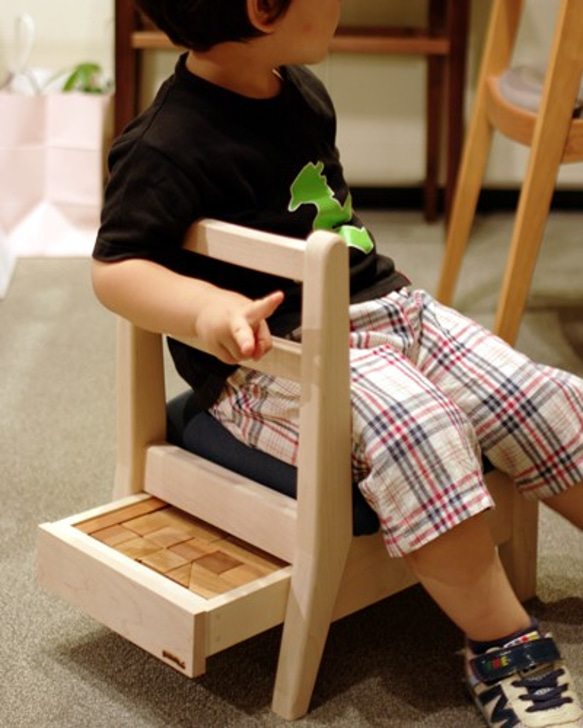 【展示品特価】引出し付きの子供椅子 4枚目の画像