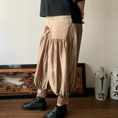 シルクのモンペ風パンツ モンペ風なのに幅長めの裾カフスで