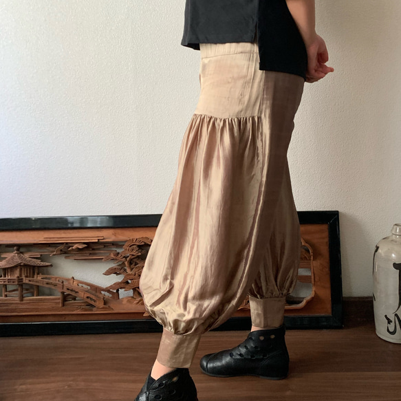 シルクのモンペ風パンツ モンペ風なのに幅長めの裾カフスで  