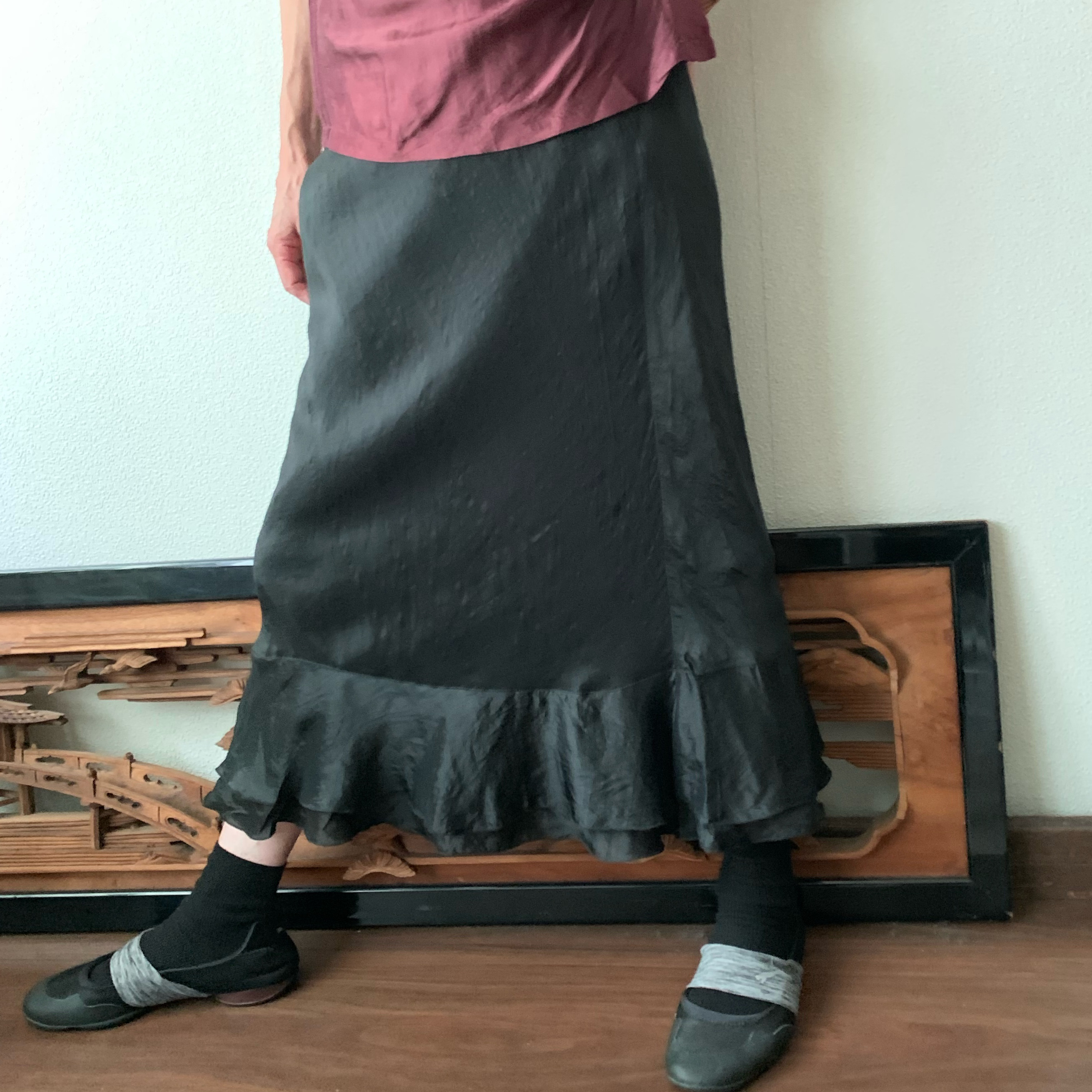 シルクのバイヤス裾ダブルフリルスカート　バイヤスの美しいシルエットとダブルフリルの可愛さ　黒色