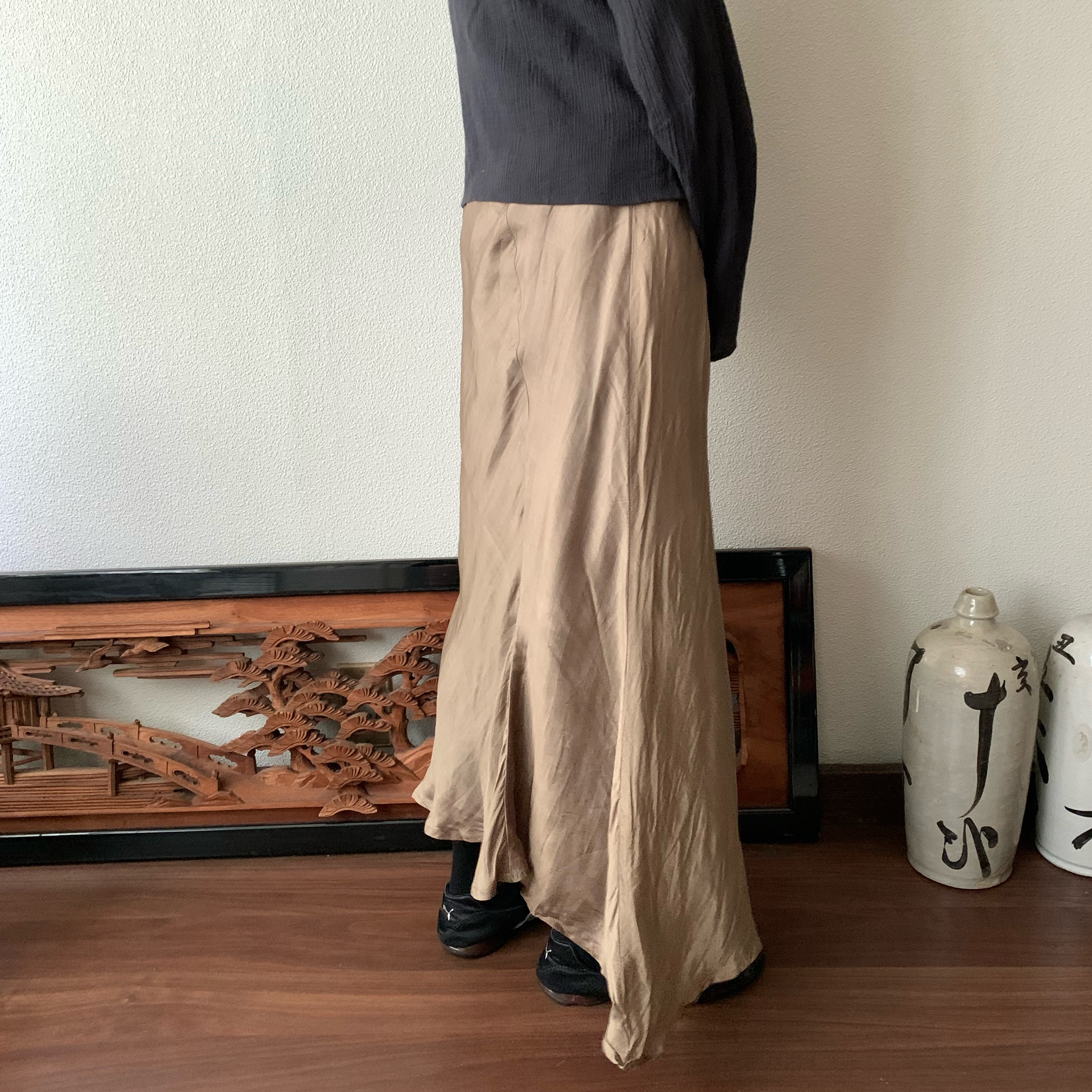 シルクのシンプルバイヤススカート　シンプルなバイヤスではきやすく美しいシルエット　カーキ色