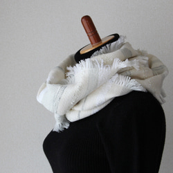 《冬のやわらかホワイト》フリンジ付きあったかウール手織りスヌード　オフホワイト/プレゼント/秋冬 4枚目の画像