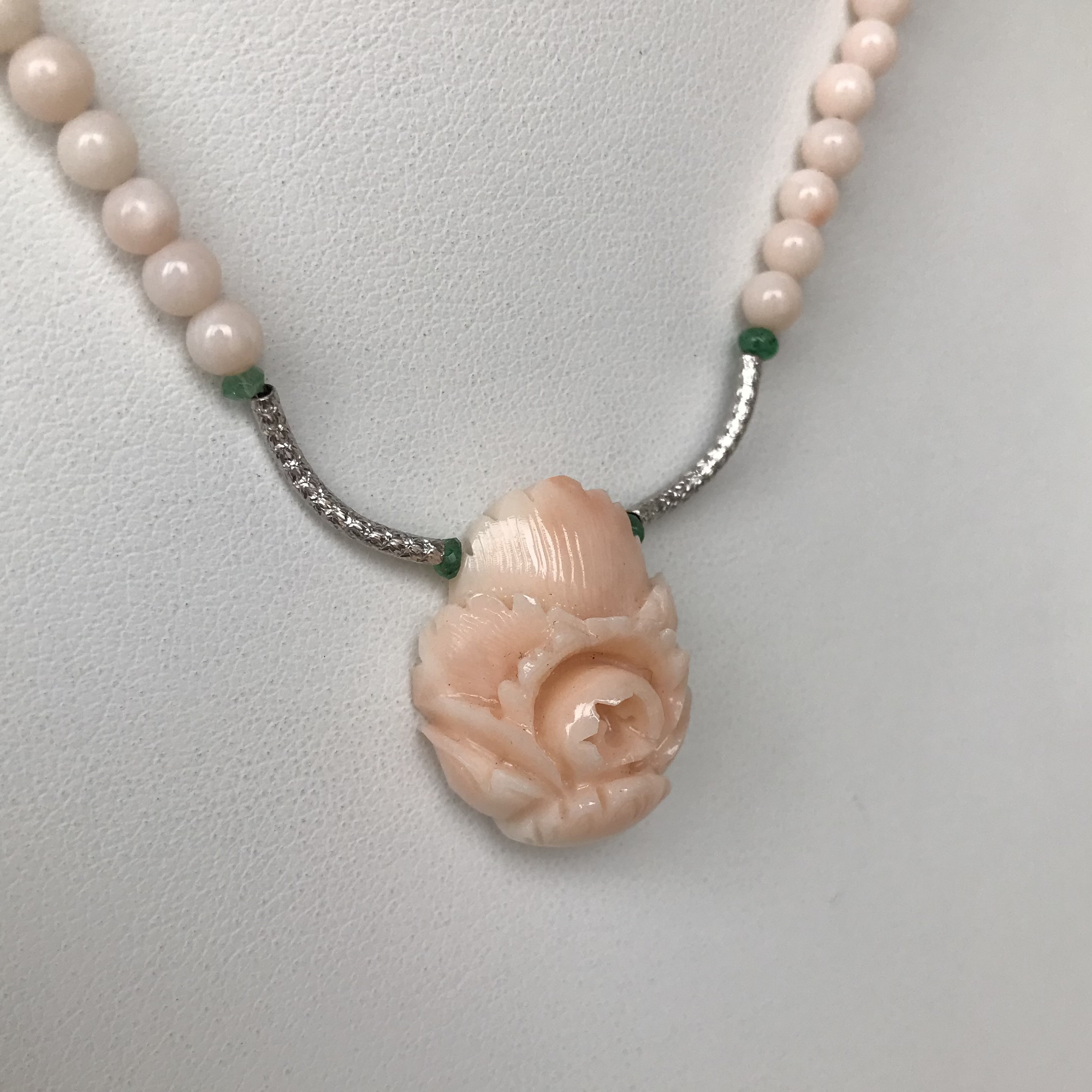 珊瑚彫刻『牡丹』・パーツK18WG・エメラルド・留め金K14WG オリジナルネックレス　R40923Y4