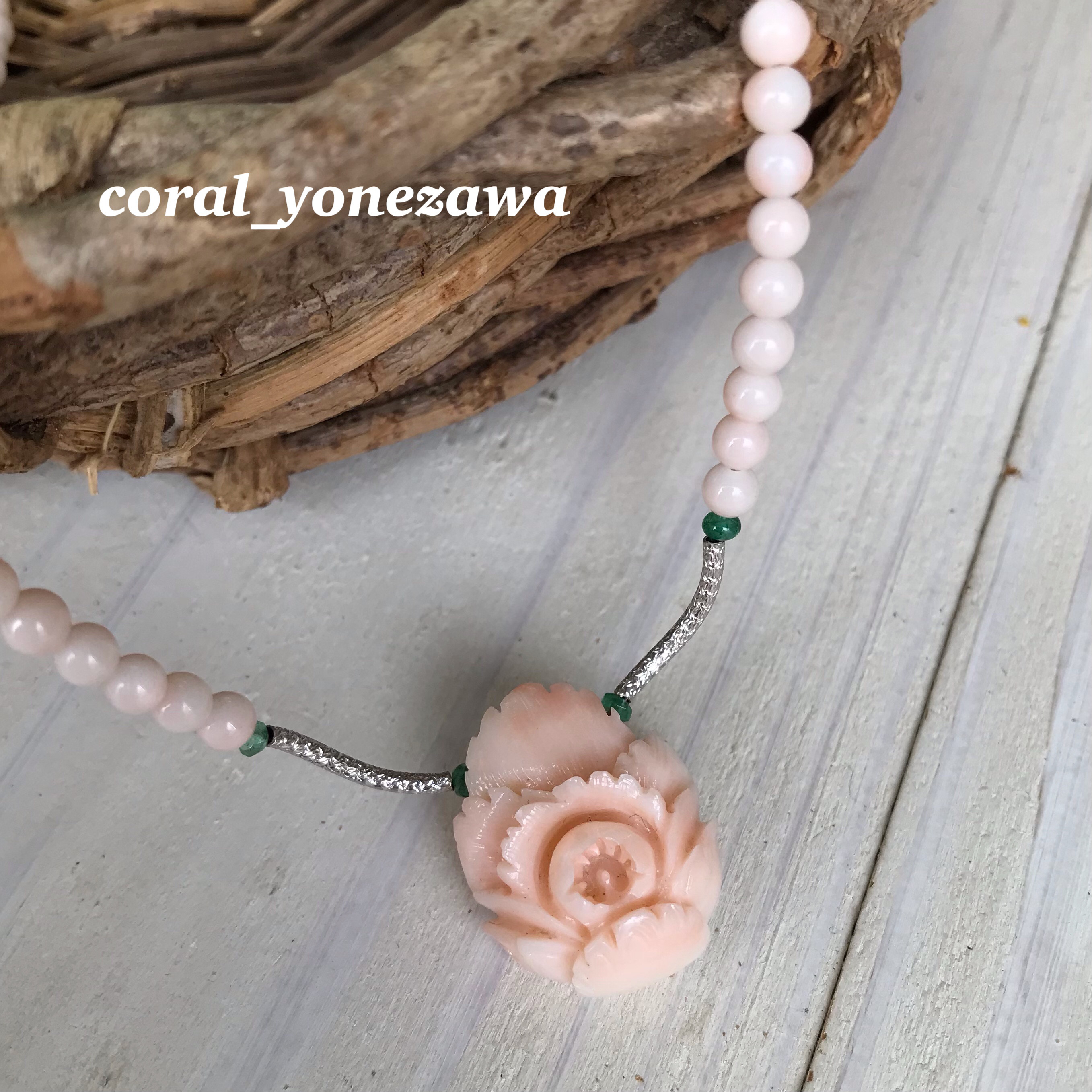 珊瑚彫刻『牡丹』・パーツK18WG・エメラルド・留め金K14WG オリジナルネックレス　R40923Y4