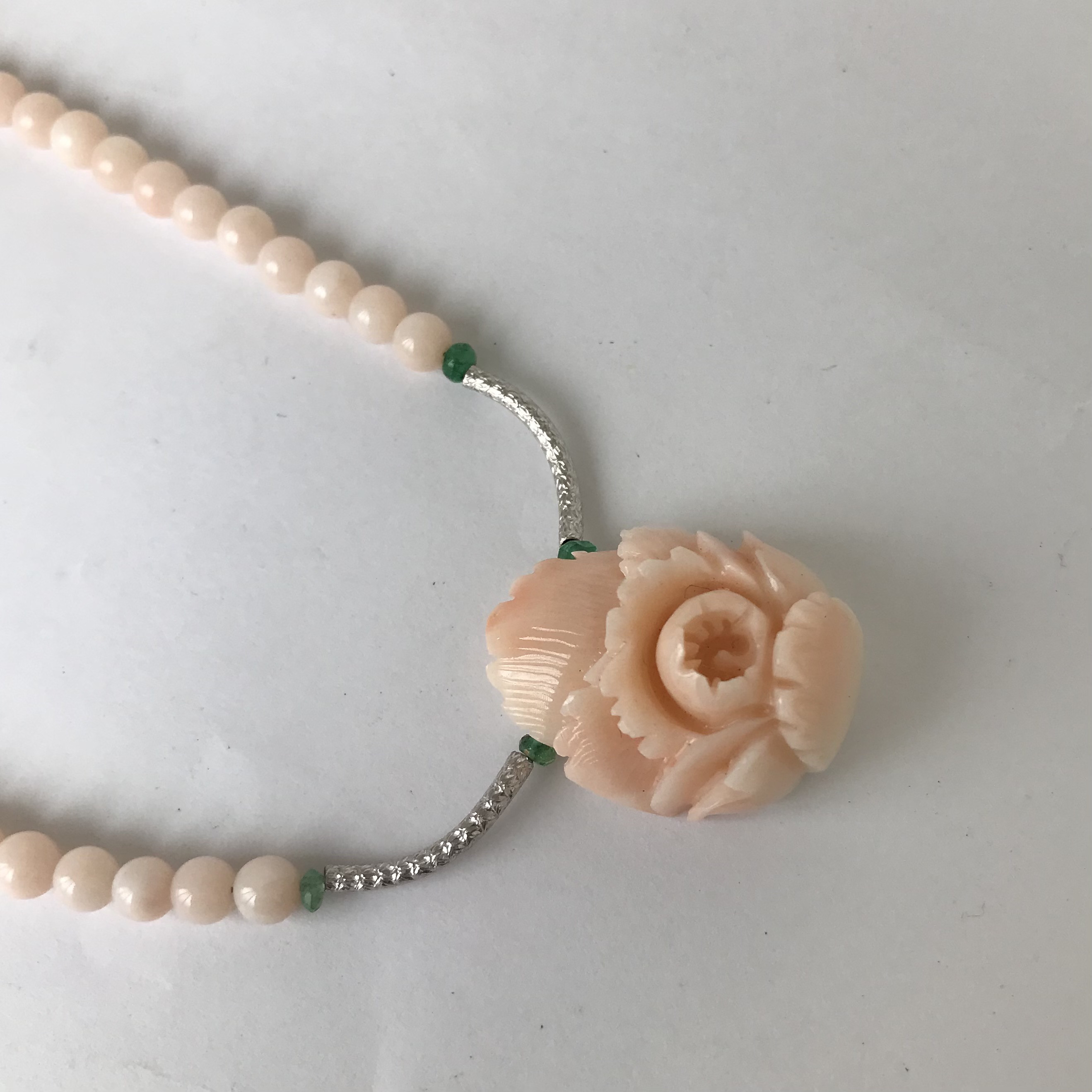 珊瑚彫刻『牡丹』・パーツK18WG・エメラルド・留め金K14WG オリジナルネックレス　R40923Y4