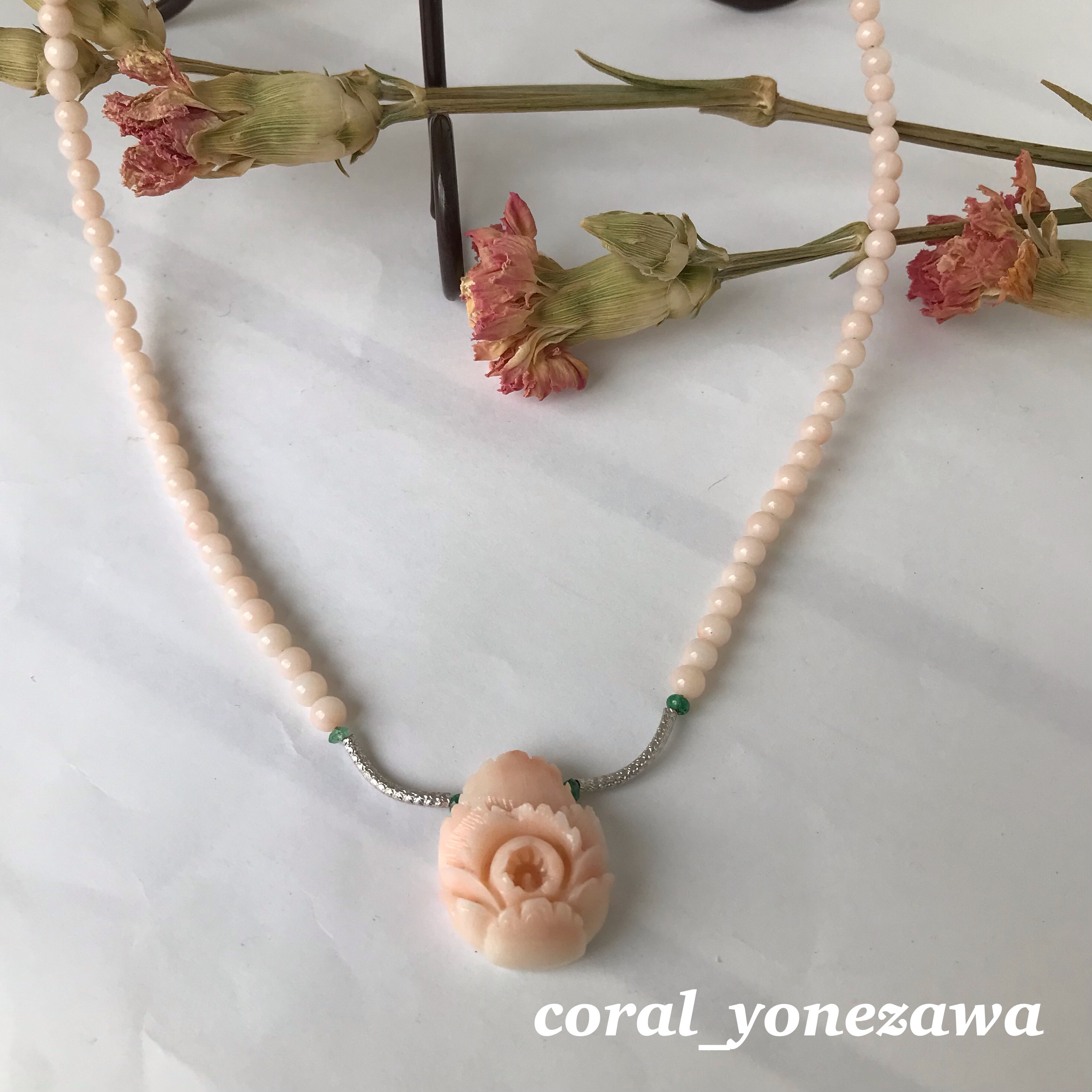珊瑚彫刻『牡丹』・パーツK18WG・エメラルド・留め金K14WG オリジナルネックレス　R40923Y4