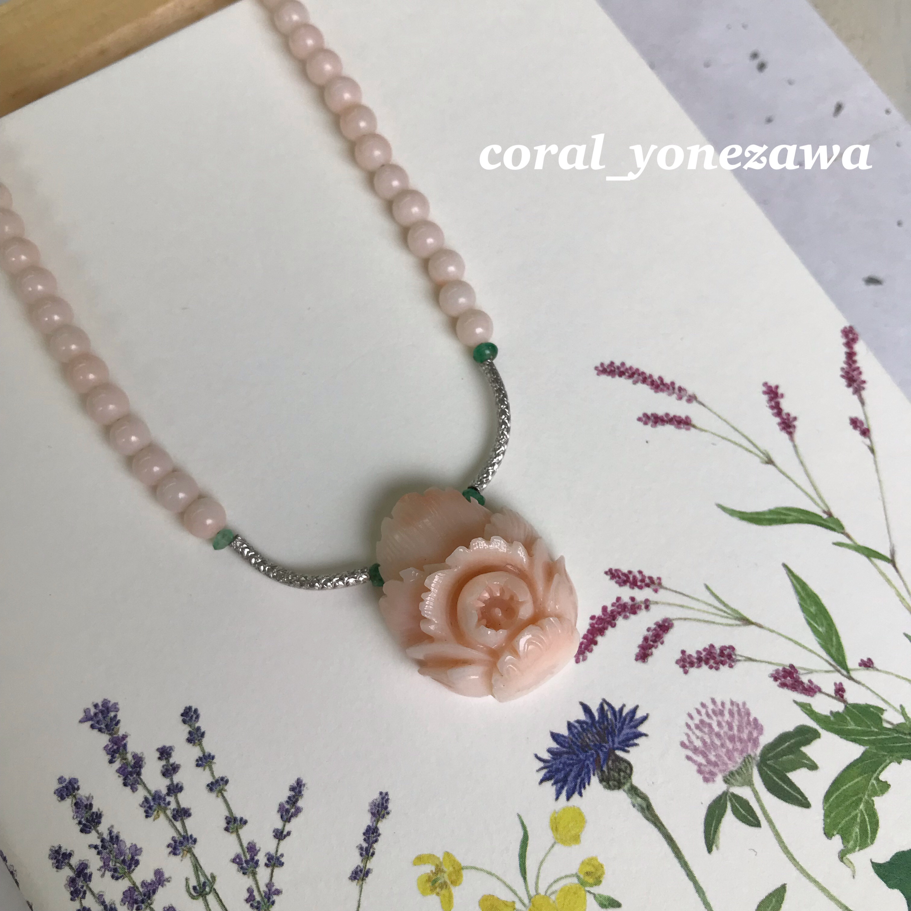 珊瑚彫刻『牡丹』・パーツK18WG・エメラルド・留め金K14WG オリジナルネックレス　R40923Y4