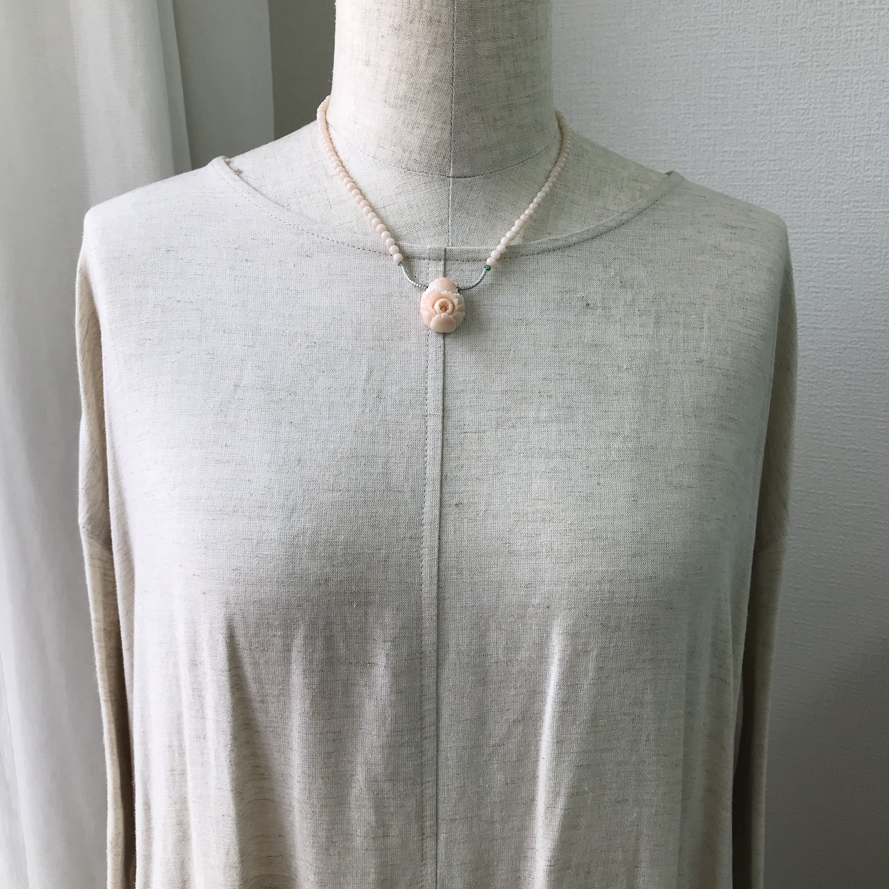 珊瑚彫刻『牡丹』・パーツK18WG・エメラルド・留め金K14WG オリジナルネックレス　R40923Y4