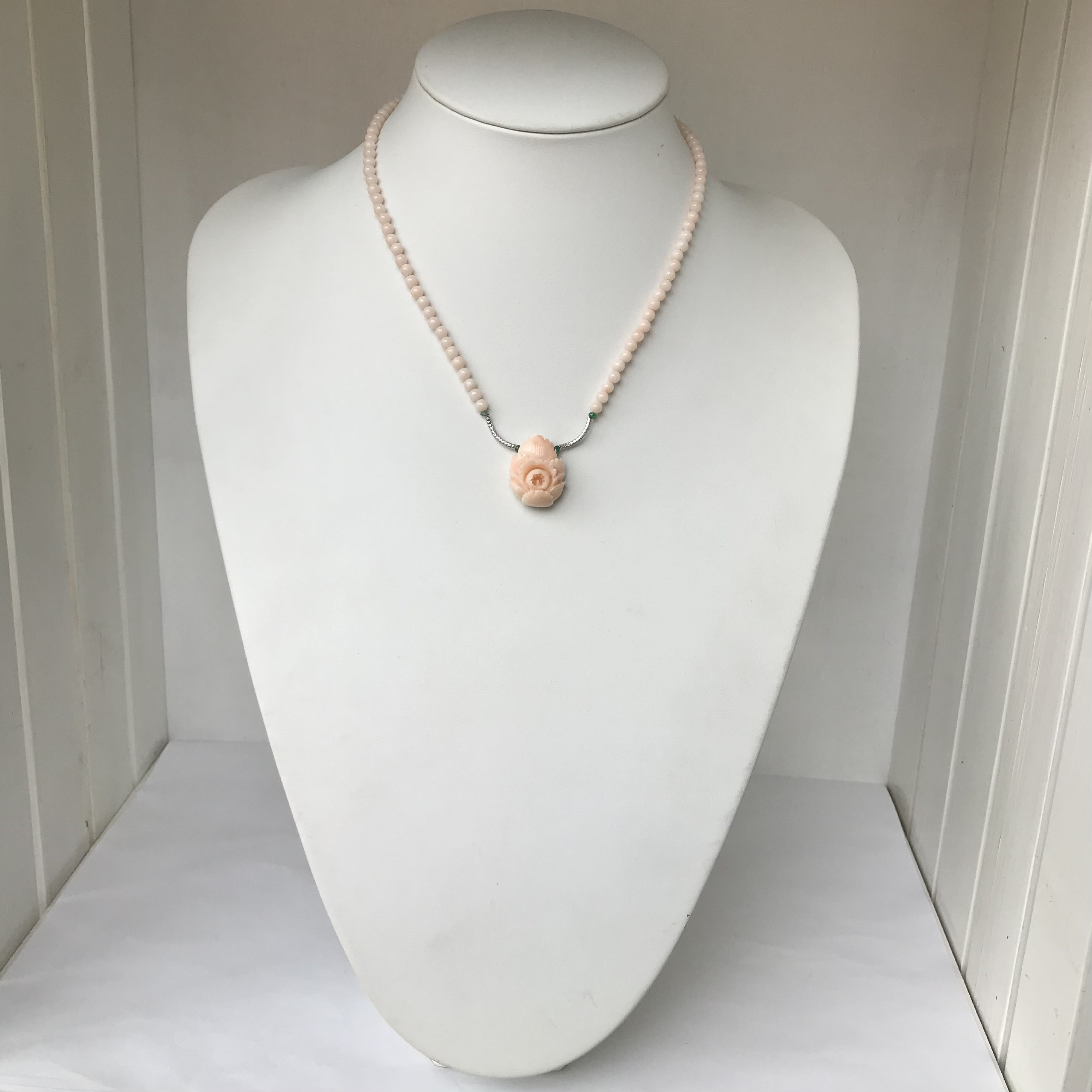 珊瑚彫刻『牡丹』・パーツK18WG・エメラルド・留め金K14WG オリジナルネックレス　R40923Y4