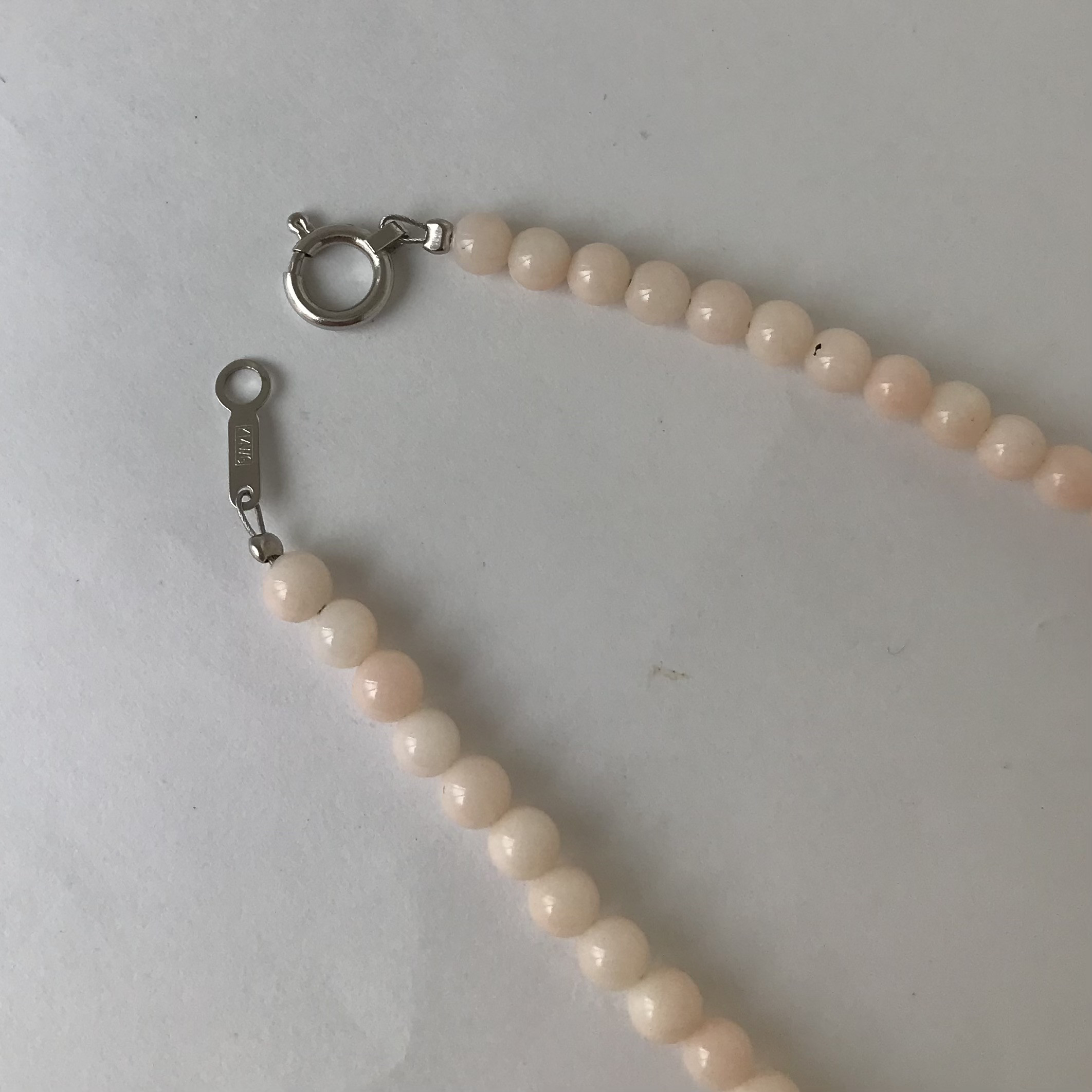 珊瑚彫刻『牡丹』・パーツK18WG・エメラルド・留め金K14WG オリジナルネックレス　R40923Y4