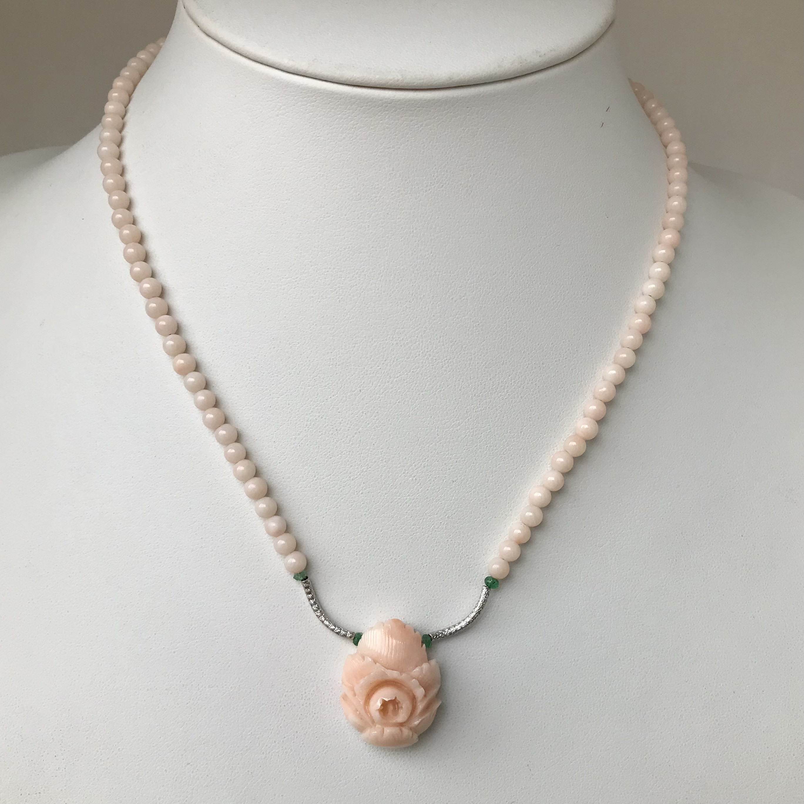 珊瑚彫刻『牡丹』・パーツK18WG・エメラルド・留め金K14WG オリジナルネックレス　R40923Y4