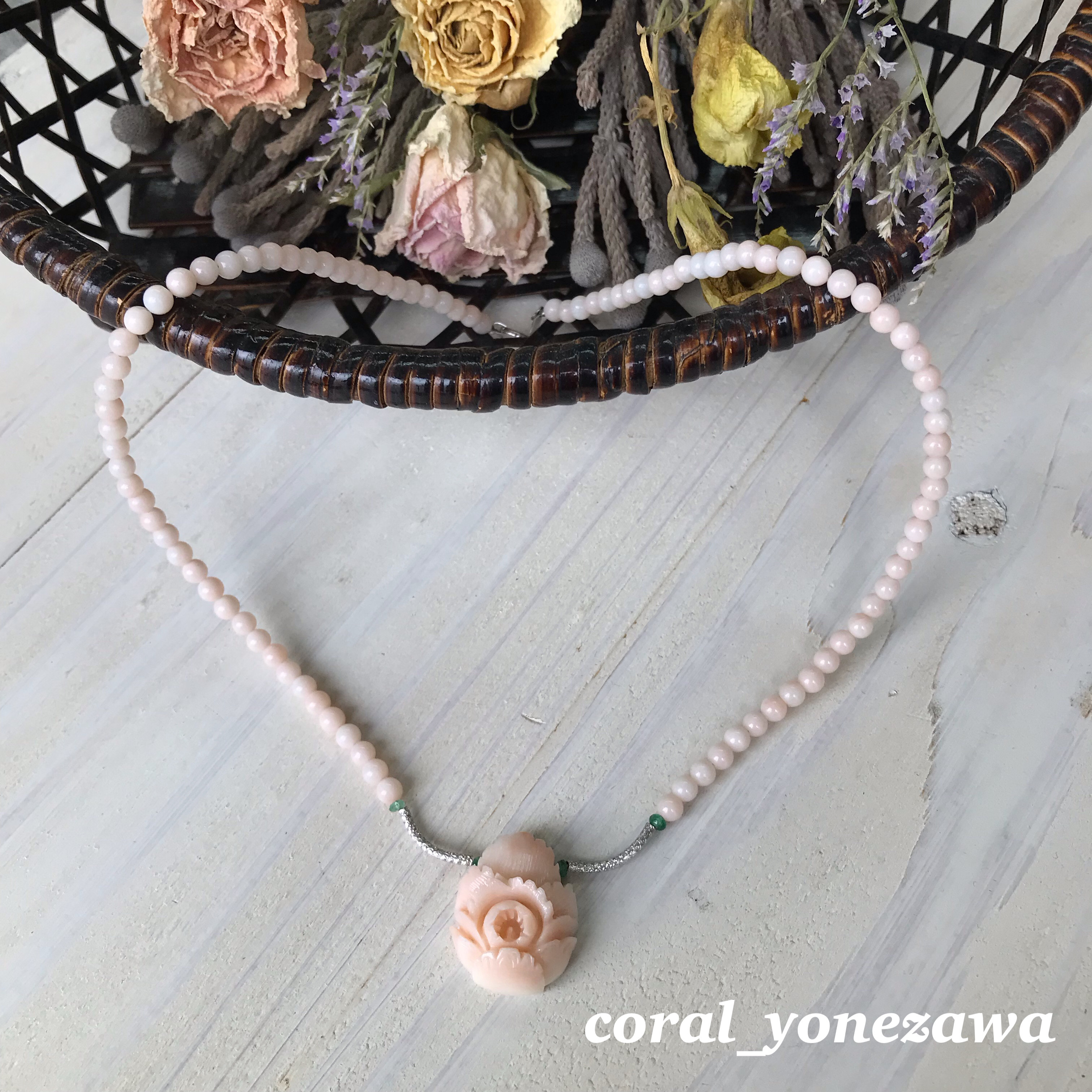 珊瑚彫刻『牡丹』・パーツK18WG・エメラルド・留め金K14WG オリジナルネックレス　R40923Y4