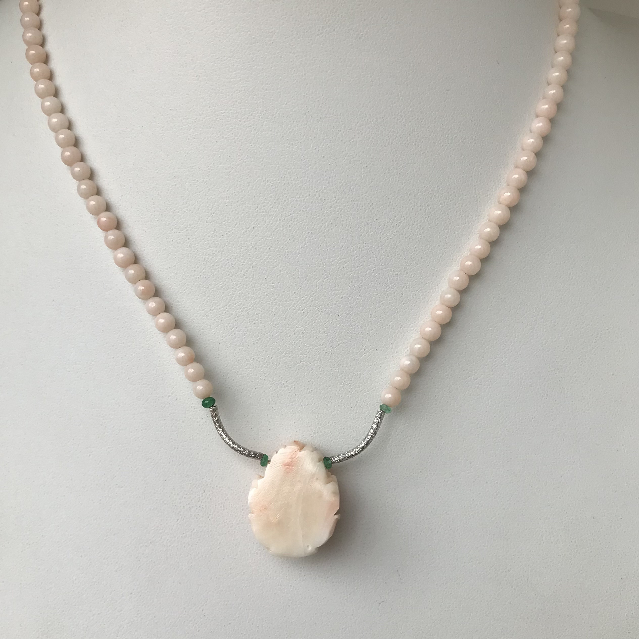 珊瑚彫刻『牡丹』・パーツK18WG・エメラルド・留め金K14WG オリジナルネックレス　R40923Y4