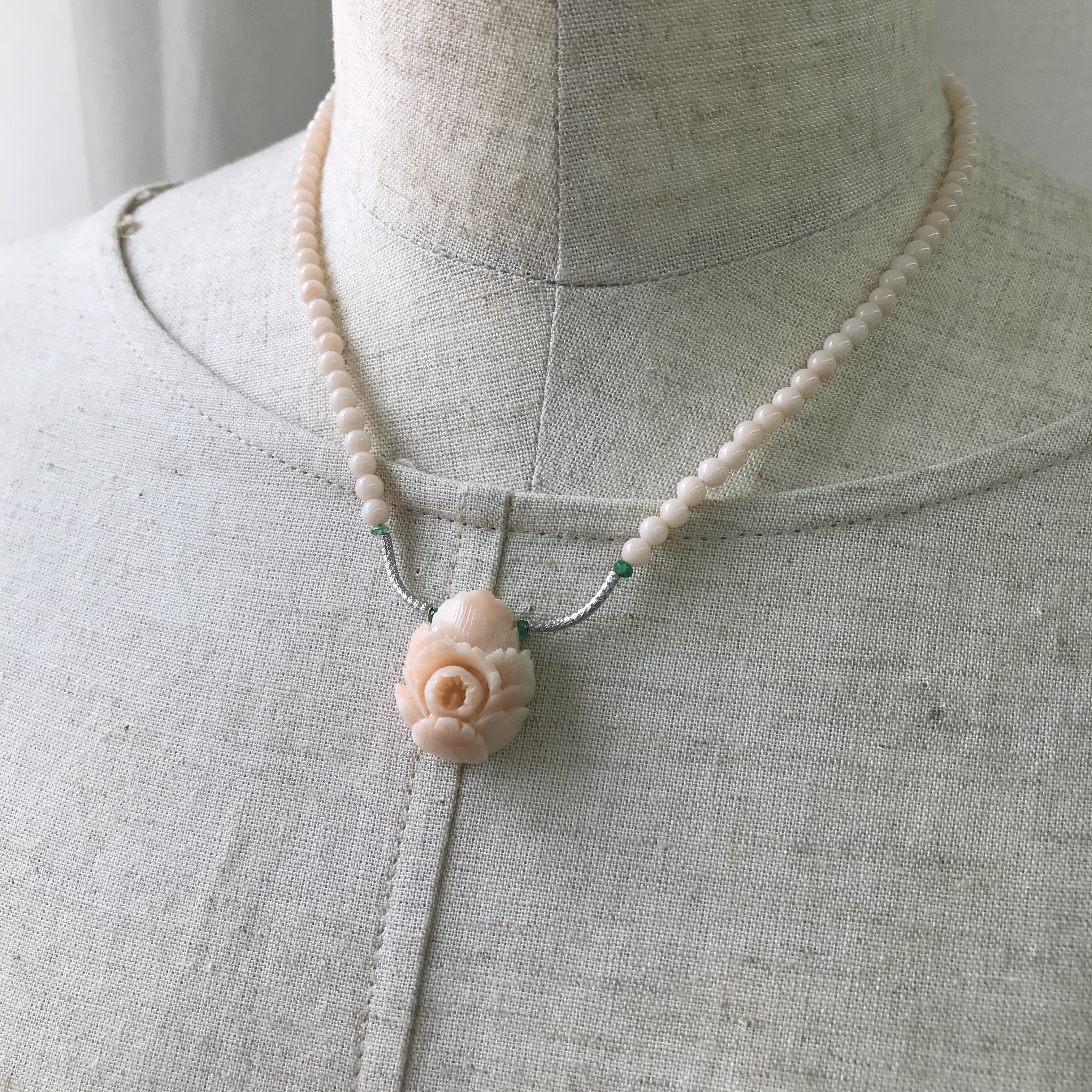 珊瑚彫刻『牡丹』・パーツK18WG・エメラルド・留め金K14WG オリジナルネックレス　R40923Y4