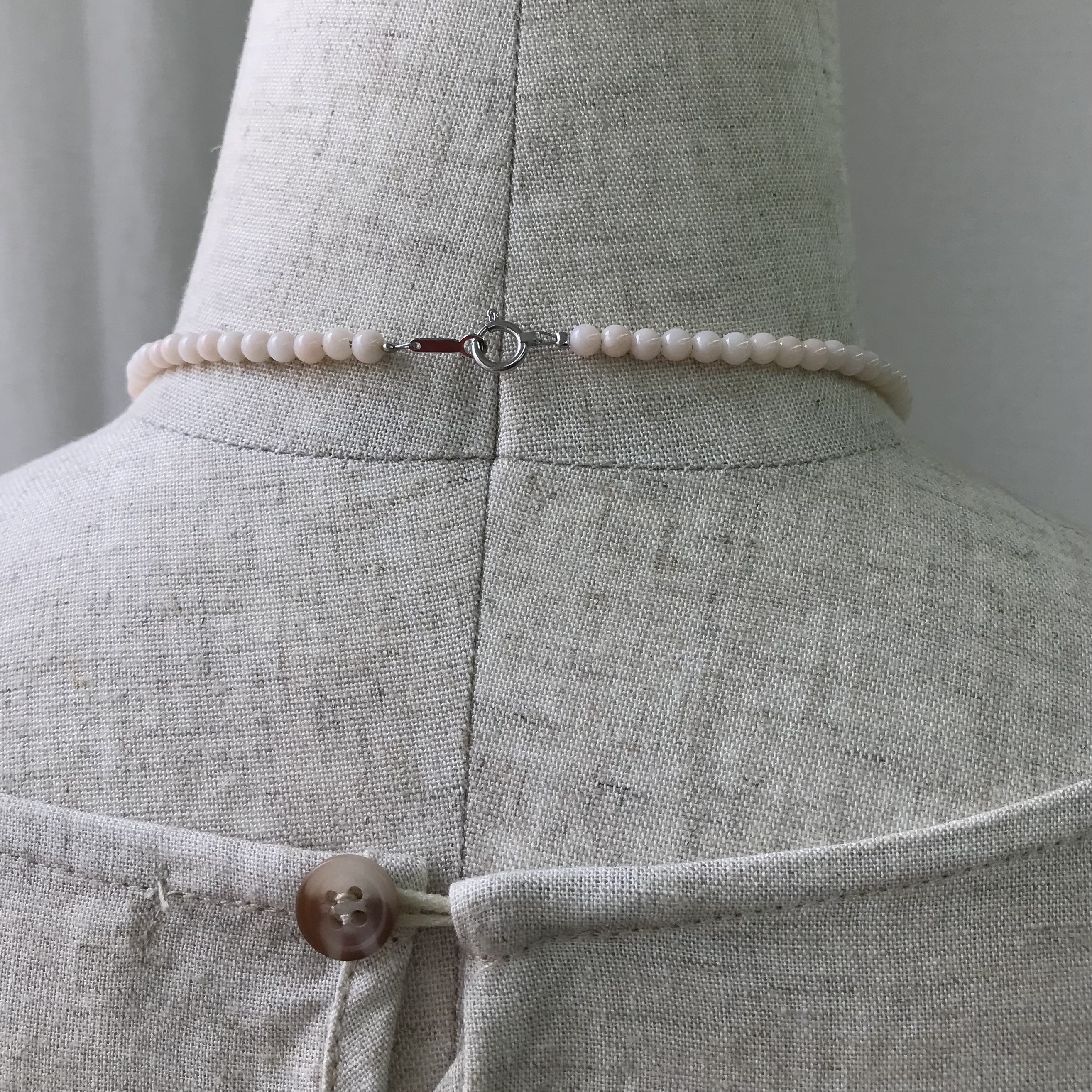 珊瑚彫刻『牡丹』・パーツK18WG・エメラルド・留め金K14WG オリジナルネックレス　R40923Y4